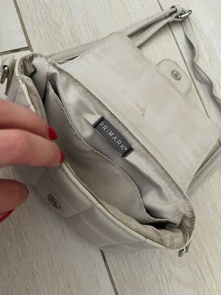 Bolso beige acolchado con cierre metálico