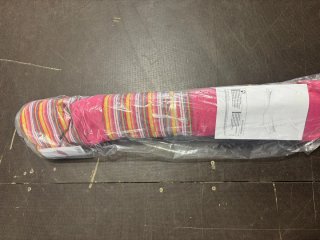 Hamaca de tela multicolor con detalles de madera