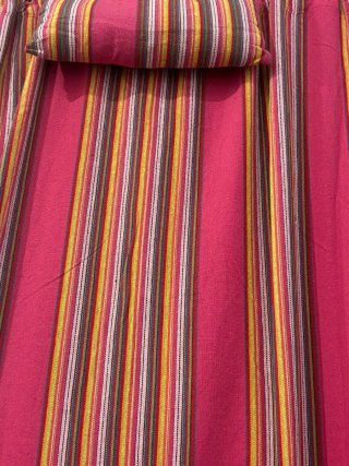 Hamaca de tela multicolor con detalles de madera