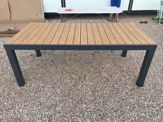 Mesa de exterior madera y metal