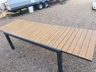 Mesa de exterior madera y metal