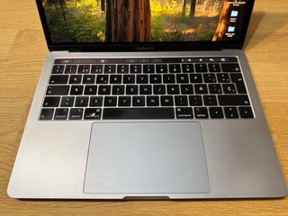MacBook Pro 13 del 2018 color Plata con Touch Bar