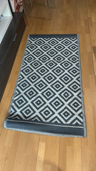 Alfombra geométrica gris y blanca