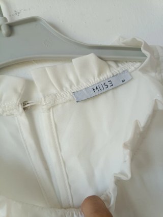 Blusa blanca con volantes