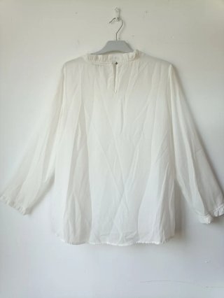 Blusa blanca con volantes