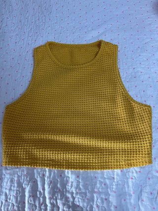 Conjunto amarillo tejido