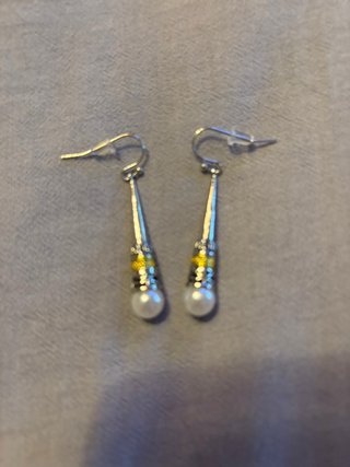 Pendientes plateados étnicos con perla.