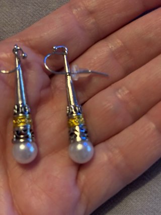 Pendientes plateados étnicos con perla.