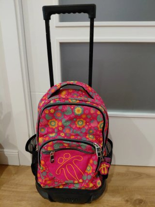 Mochila Totto con ruedas y estampado floral.
