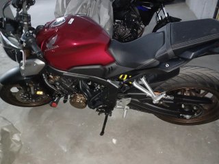 Honda CB 650 R Roja y Plateada