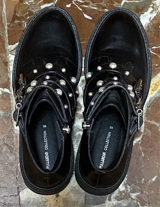 Botas negras con perlas y hebillas