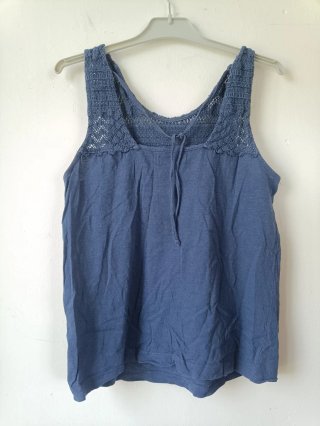 Top azul de crochet
