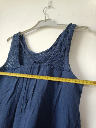 Top azul de crochet