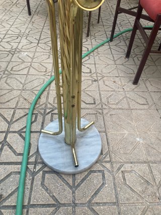 Perchero de metal dorado con base de mármol