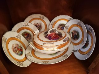 Sopera y platos de porcelana dorados