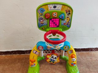 Centro deportivo VTech con canasta y portería