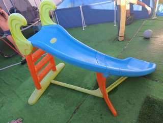 Tobogán infantil azul y naranja