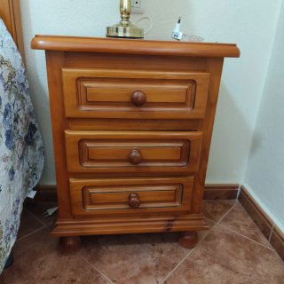 Cómoda y mesitas de pino macizo estilo vintage