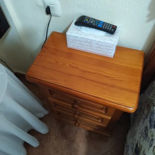 Cómoda y mesitas de pino macizo estilo vintage