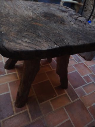 Mesa y sillas de madera artesanal