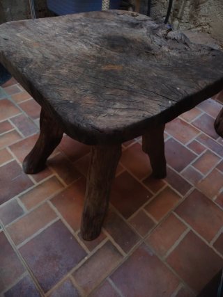 Mesa y sillas de madera artesanal