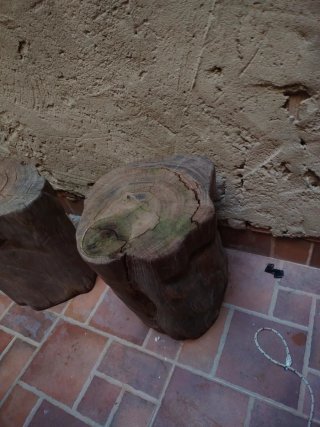 Mesa y sillas de madera artesanal