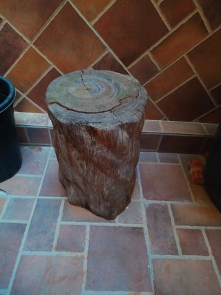 Mesa y sillas de madera artesanal