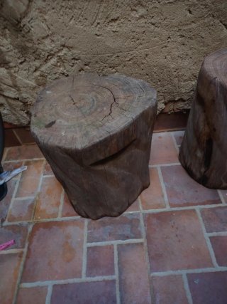 Mesa y sillas de madera artesanal