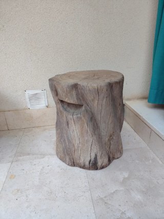Mesa y sillas de madera artesanal