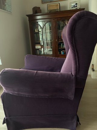 Dos sillones orejeros morados de tela