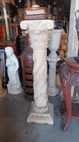 Columna decorativa de piedra tallada