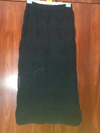 Falda midi crochet negra