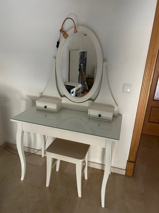 Tocador blanco Ikea con espejo y taburete