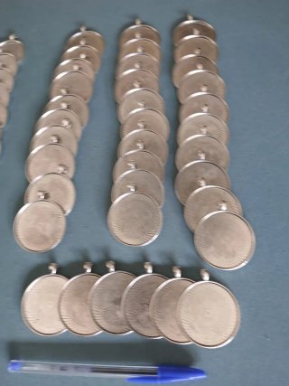 Lote 50 bases para colgantes plateadas.LMPR.5