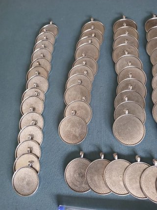 Lote 50 bases para colgantes plateadas.LMPR.5