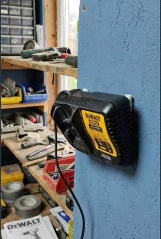 Soporte pared cargador Dewalt 18V (DCB112)