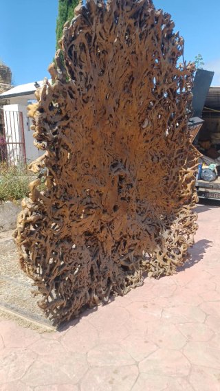 Escultura de madera de pavo real