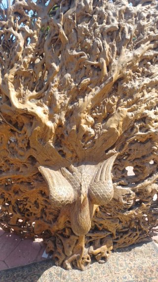 Escultura de madera de pavo real