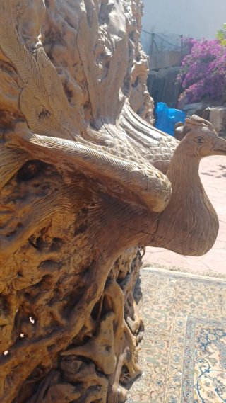 Escultura de madera de pavo real
