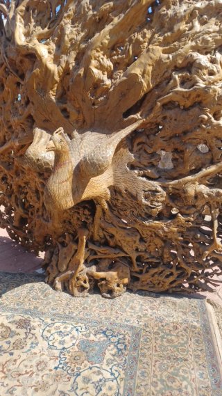 Escultura de madera de pavo real