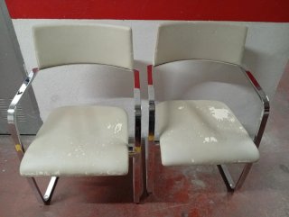 Juego de 4 sillas salón beige y plata