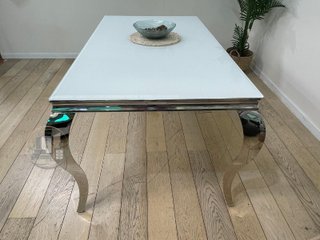 MESA DE COMEDOR DE CRISTAL Y PATAS CROMADAS