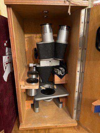 Microscopio Binocular Antiguo con Estuche
