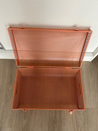 Baúl metálico perforado naranja
