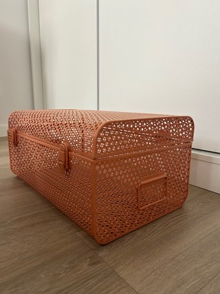 Baúl metálico perforado naranja
