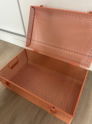 Baúl metálico perforado naranja