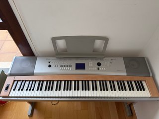 Piano Yamaha DGX-620 + soporte, perfecto estado