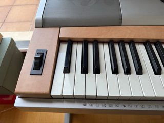 Piano Yamaha DGX-620 + soporte, perfecto estado