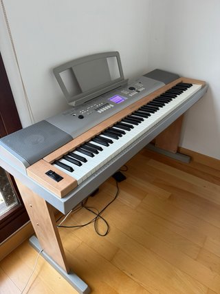 Piano Yamaha DGX-620 + soporte, perfecto estado