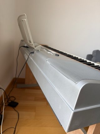 Piano Yamaha DGX-620 + soporte, perfecto estado